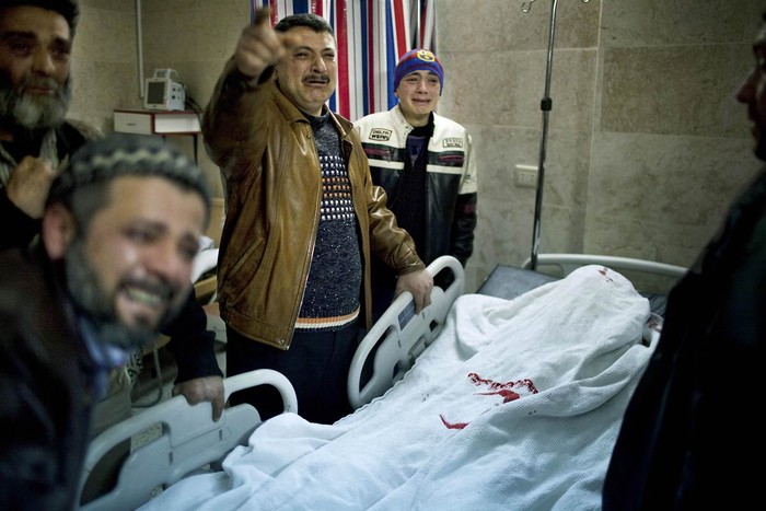 Những người đàn ông khóc thương một người thân bị bắn tỉa vừa qua đời tại bệnh viện ở Idlib, Syria ngày 7/3.