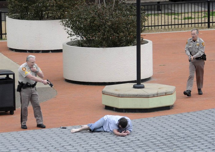 Cảnh sát bao vây Andrew Joseph Dennehy trên quảng trường trước trụ sở tòa án hạt Tulsa ở Tulsa, Oklahoma (Mỹ) ngày 7/3. Dennehy bị bắn và bị bắt sau khi mang súng lục tới quảng trường đe dọa bắn vào mọi người.