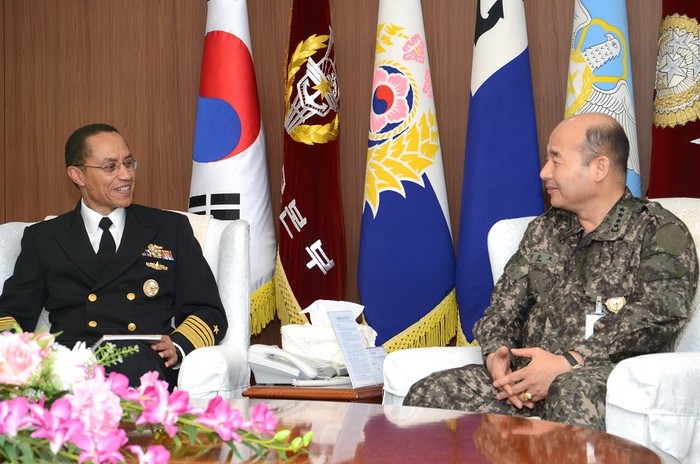 Tướng Jung Seung Jo (phải)