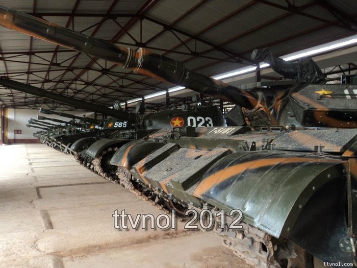 Theo từ điển mã nguồn mở, năm 2010 Việt Nam được trang bị 850 chiếc xe tăng hạng trung T-54/55 của Liên Xô. Ngoài ra, Việt Nam có khoảng 350 xe tăng hạng trung loại T-59, một phiên bản hiện đại hóa của T-54.