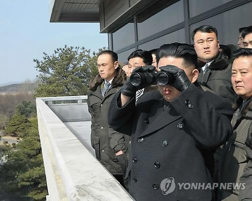 Nhà lãnh đạo Triều Tiên Kim Jong-un trong một chuyến thị sát đơn vị quân sự