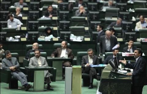 Nghị sĩ Iran tham gia điều trần Quốc hội với Tổng thống Mahmoud Ahmadinejad