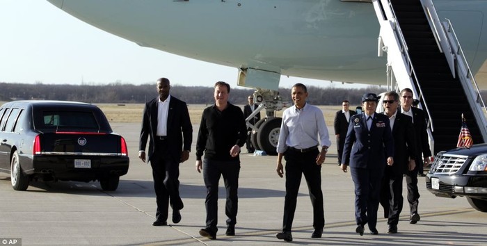 Hai nhà lãnh đạo mỉm cười sau một chuyến bay trên chiếc Không lực 1 của ông Obama.