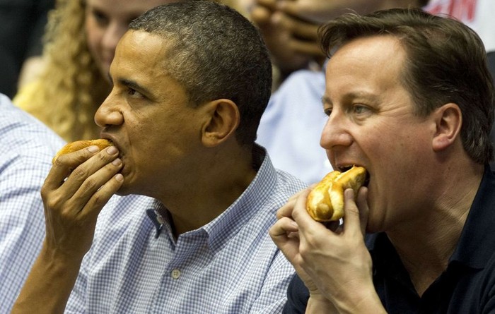 Hai nhà lãnh đạo thưởng thức ngon lành món ăn nhanh bình dân của Mỹ
