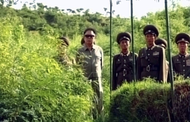 Cố nhà lãnh đạo Triều Tiên Kim Jong-il (đứng trước, bên trái)