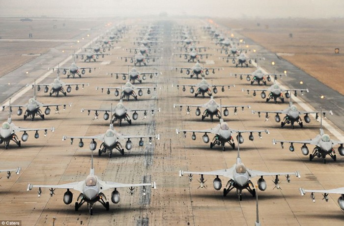 Hàng trăm chiếc F-16 xếp thẳng hàng ngút tầm mắt