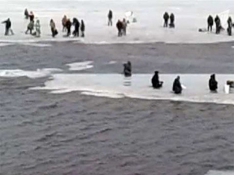 Ngư dân bị mắc kẹt trên băng trôi