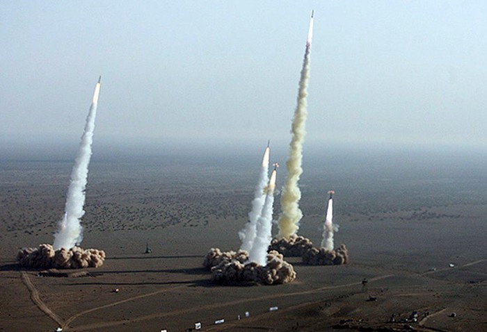 Iran còn có cơ hội cứu vãn hòa bình? Ảnh Iran thử nghiệm tên lửa