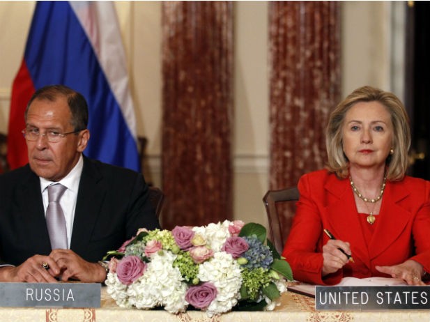 Ngoại trưởng Nga Sergey Lavrov (trái) và Ngoại trưởng Mỹ Hillary Clinton