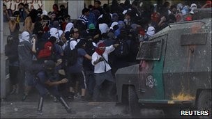 Sinh viên Chile đụng độ cảnh sát trong cuộc biểu tình kêu gọi cải cách điều kiện giáo dục tại Santiago.