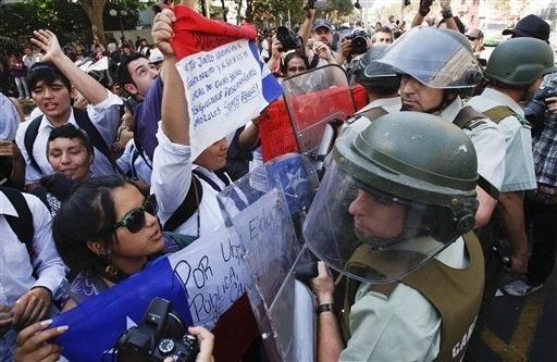 Sinh viên Chile biểu tình. Ảnh UT News