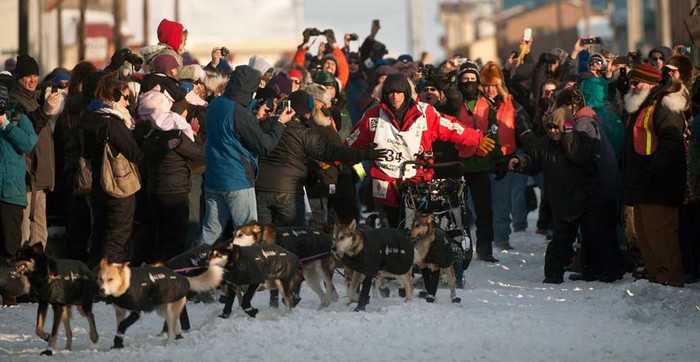 Dallas Seavey về đích và giành chiến thắng cuộc thi đua xe chó kéo năm 2012 tại Nome ngày 13/3.