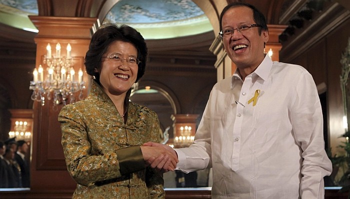 Đại sứ Trung Quốc Ma Keqing (trái) và Tổng thống Philippines Benigno Aquino III tại Manila hôm 2/1/2012.