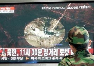 Một quân nhân Hàn Quốc theo dõi tin vụ phóng vệ tinh của Triều Tiên qua truyền hình tháng 4/2009.