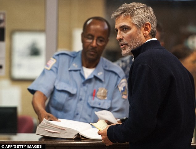 Clooney nộp tiền phạt tại đồn cảnh sát