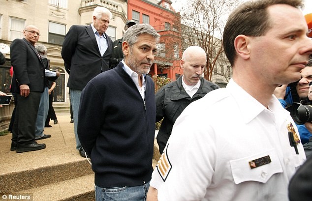 Cha con Clooney đã được trả tự do sau vài giờ giam giữ với số tiền phạt 100 USD/người.
