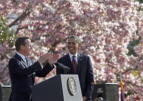 Thủ tướng Anh David Cameron (trái) cùng Tổng thống Barack Obama tại Nhà Trắng.