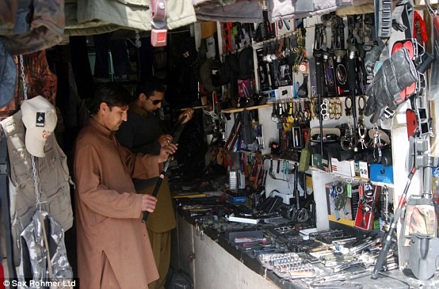 Thiết bị quân sự dành cho lính Mỹ được bán tại chợ Karkhano ở Pakistan.