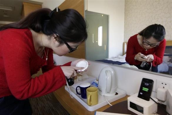 Zhuang kiểm tra tách đựng trà tại một khách sạn ở trung tâm Bắc Kinh.