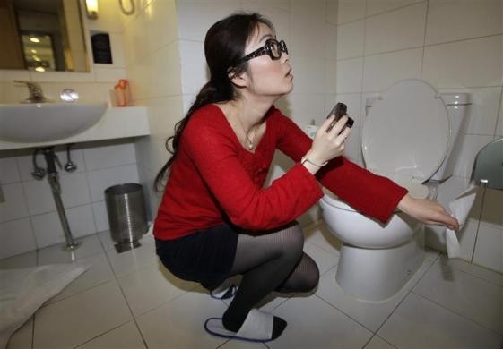 Zhuang kiểm tra giấy vệ sinh của một khách sạn tại trung tâm Bắc Kinh.