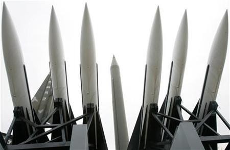 Tên lửa Scud-B (giữa) của CHDCND Triều Tiên và tên lửa đất đối không Hawk của Hàn Quốc ở Bảo tàng chiến tranh Triều Tiên, Seoul.