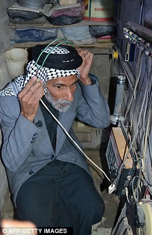 Ông Jawad al-Shammari bên trong căn hàm 1m, nơi ông từng sống 22 năm.
