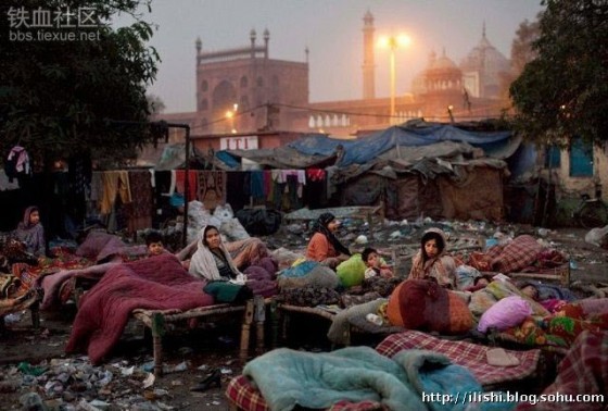 Những người vô gia cư sống trên rác rưởi, bên lề thành phố hoa lệ