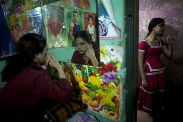 Các cô gái mại dâm trang điểm để hút khách tại nhà chứa ở Faridpur ngày 22/2/2012.