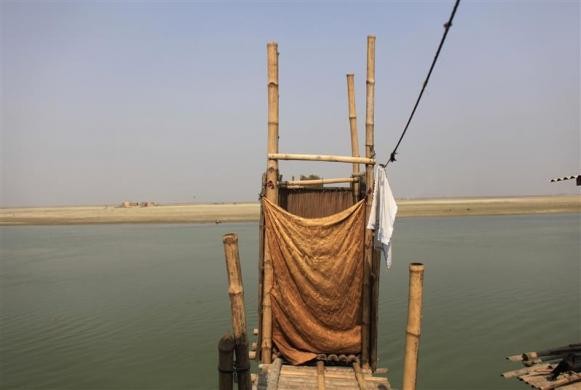 Nhà vệ sinh dành cho những cô gái sống trong nhà thổ tạm bợ ven sông ở Faridpur, Bangladesh ngày 23/2/2012.