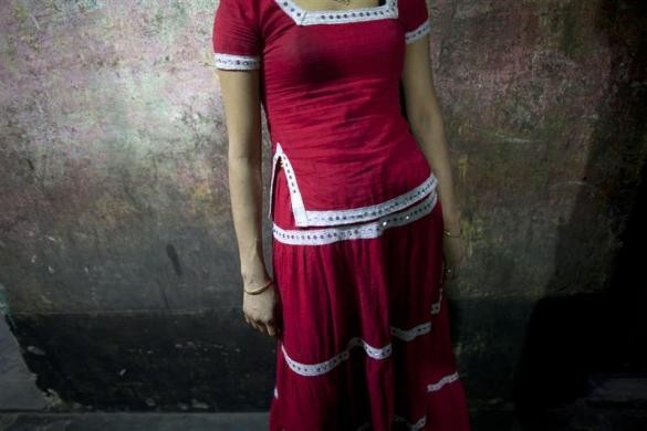 Gái mại dâm đang cố hút khách hàng tại một nhà chứa ở Faridpur ngày 22/2/2012.