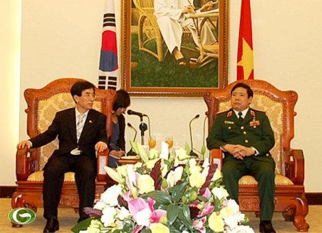 Bộ trưởng Phùng Quang Thanh tiếp Ngài Lee Young Geol, Thứ trưởng Bộ Quốc phòng Hàn Quốc. Ảnh Vũ Hùng