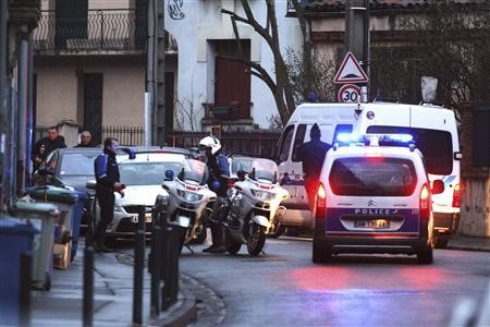 Cảnh sát Pháp bao vây khu vực nghi phạm xả súng đang trú ẩn