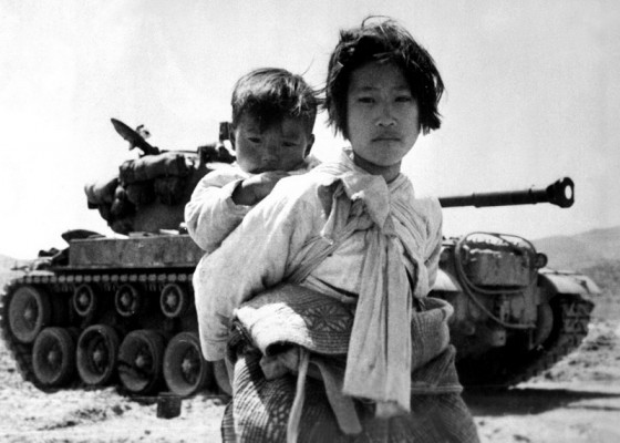 Hình ảnh từng được coi là biểu tượng của cuộc chiến tranh liên Triều. Một bé gái Triều Tiên cõng em trai đứng phía trước chiếc xe tăng M-26trong tháng 9/1951.