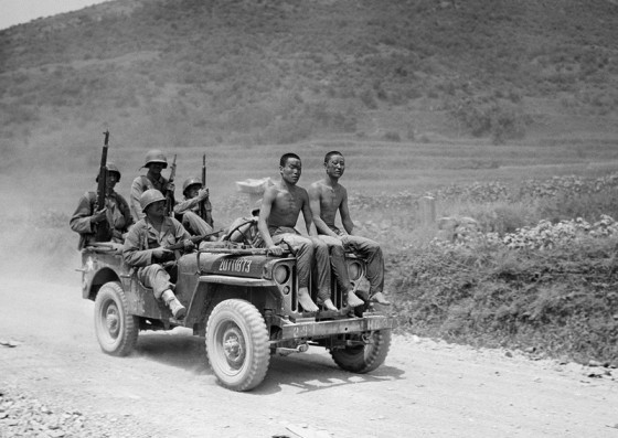 Hai binh sĩ Triều Tiên bị bắt sau một trận chiến gần sông Nakdong tháng 9/1950.