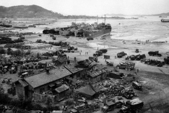 Sau khi giành chiến thắng trong trận chiến tại Incheon, các thiết bị quân sự của quân đội Mỹ-Hàn được dỡ xuống bờ biển ngày 15/9/1950.