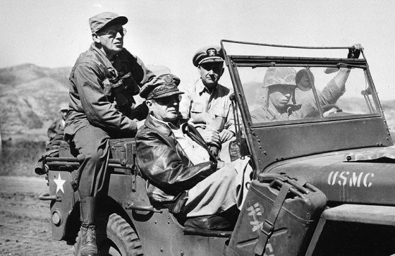 Tướng MacArthur ngày 15/9/1950. Ông là chỉ huy Tổng lực lượng quân sự do Liên hiệp quốc lãnh đạo để bảo vệ Nam Triều Tiên trước sự tấn công của Bắc Triều Tiên từ 1950–1951.