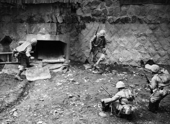 Lính Mỹ và ROK truy kích tại một nơi ẩn náu của quân đội Triều Tiên do người dân trình báo.