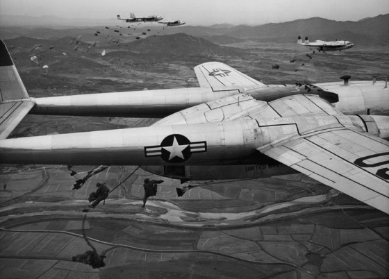 C-119 của Mỹ tiến hành không kích sau khi tiến sâu vào lãnh thổ của Triều Tiên tháng 10/1950.