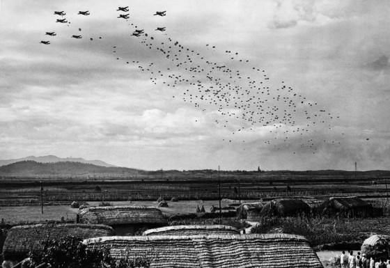 Cảnh một trận không kích lớn của Không quân Mỹ tại khu vực Sukchon và Sunchon, Triều Tiên.