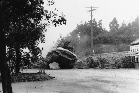 Ngoại ô Seoul, quân đội Mỹ dùng xe tăng phá hủy công sự của quân đội Triều Tiên tháng 10/1950.