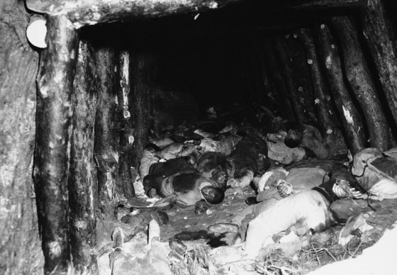 60 thi thể người được cho là bị quân đội Triều Tiên sát hại tìm thấy ở khu mỏ Kumbong Mt tháng 10/1950.