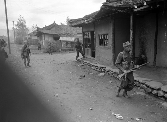 Binh lính Úc, Pháp tại Hewangju, ngoại ô Bình Nhưỡng tháng 10/1950