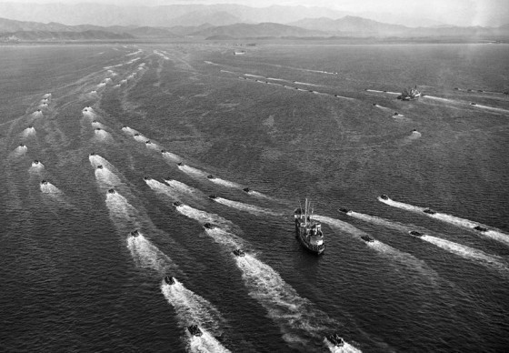 Quân đội Mỹ gồm 50.000 binh sĩ chuẩn bị đổ bộ tại vịnh Wonsan để hỗ trợ mặt trận phía đông cho Hàn Quốc tháng 10/1950