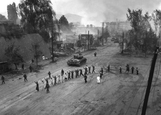 Ảnh chụp gần Incheon ngày 26/9/1950 cảnh lính thủy quân lục chiến Mỹ với sự hỗ trợ của xe tăng đang dẫn một nhóm tù binh Triều Tiên.