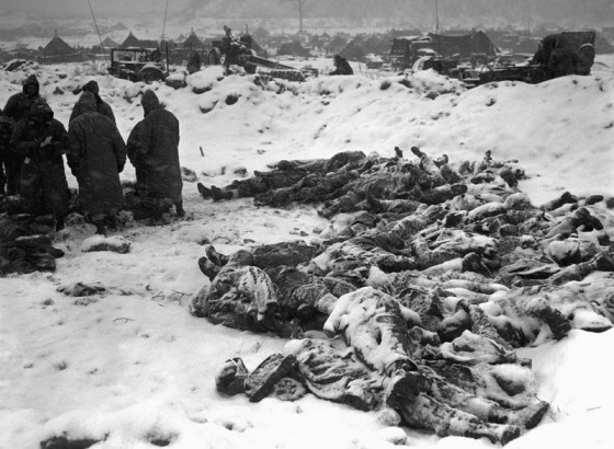 Thi thể lính Mỹ, Anh, Hàn Quốc thiệt mạng trong chiến tranh chuẩn bị được chôn cất tại Gotori, Bắc Triều Tiên ngày 8/12/1950