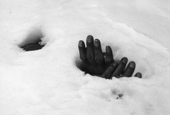 Bàn tay của một lính Hàn Quốc thiệt mạng lộ ra trên tuyết