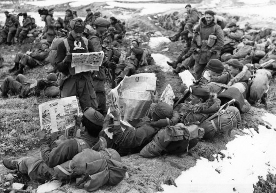 Lính Canada đọc báo được gửi đến từ quê nhà tháng 2/1951