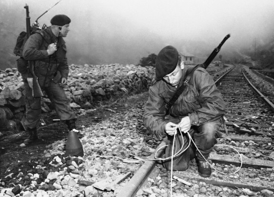 Lính Anh chuẩn bị phá hủy tuyến đường sắt nhằm làm chậm lại nguồn cung cấp hàng viện trợ từ Trung Quốc cho Triều Tiên. Kết quả, hơn 30 m đường đã bị phá hủy.