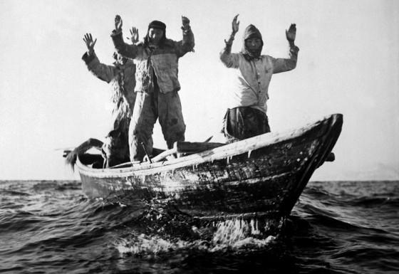 Ba binh lính Triều Tiên đầu hàng trên một thuyền đánh cá