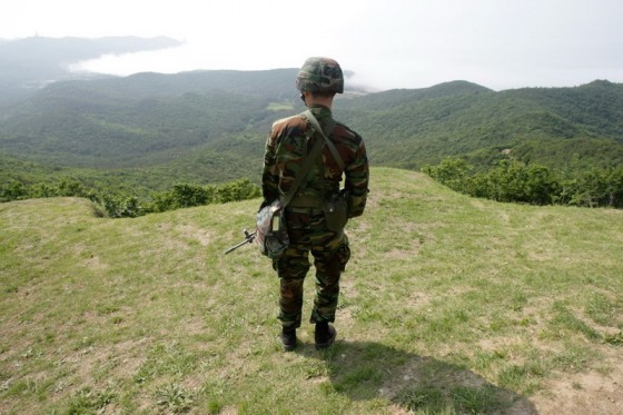 Lính hải quân Hàn Quốc bảo vệ đảo Baengnyeon hiện nay..